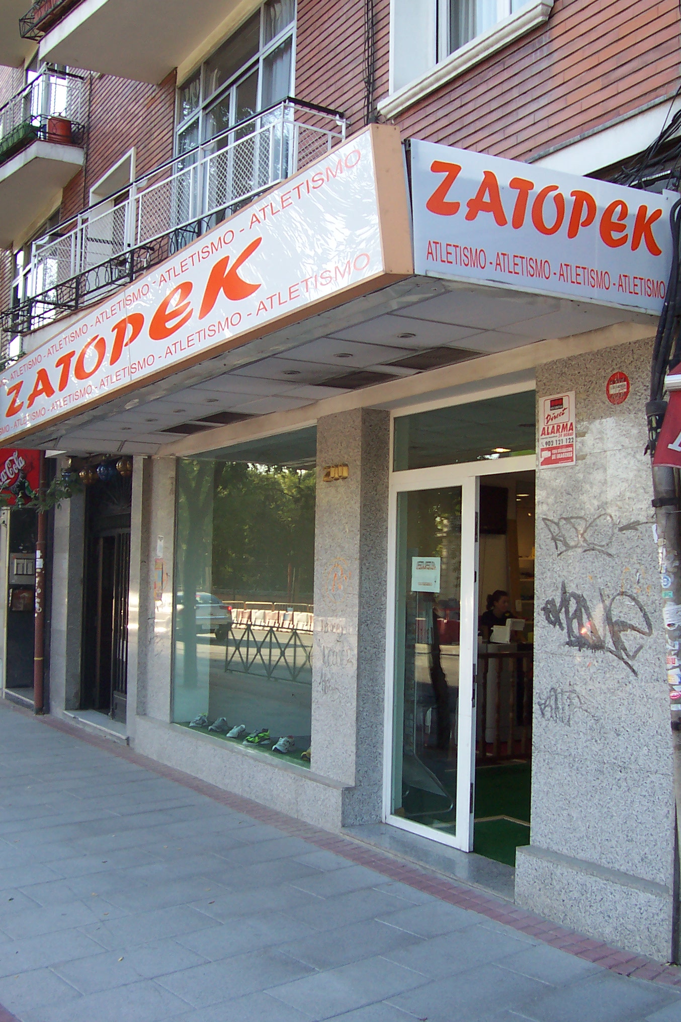 - MARCHADORES INAUGURAN TIENDA "ZATOPEK ATLETISMO" EN MADRID