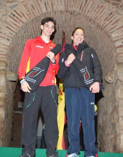 Álvaro y Ainhoa con uno de sus premios como vencedores, un jamón. Foto de Fco. Monterrubio